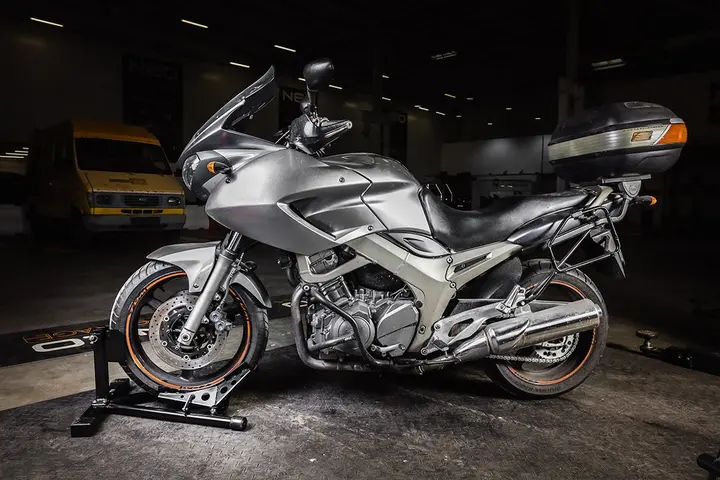 Motosiklet ön tekerlek standı
