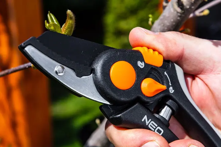 Örs tipi bahçe makası 200 mm, 18 mm'ye kadar kesim çapı, ayarlanabilir bıçak aralığı
