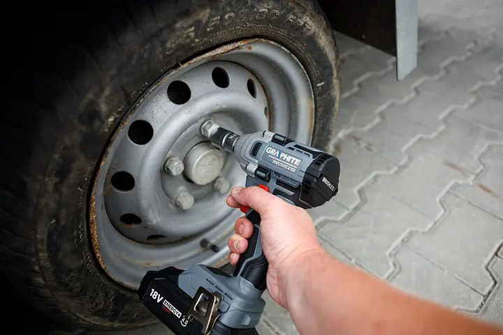 Kömürsüz darbeli somun sıkma makinesi 18V, 330Nm, ½, Energy+, akü hariç