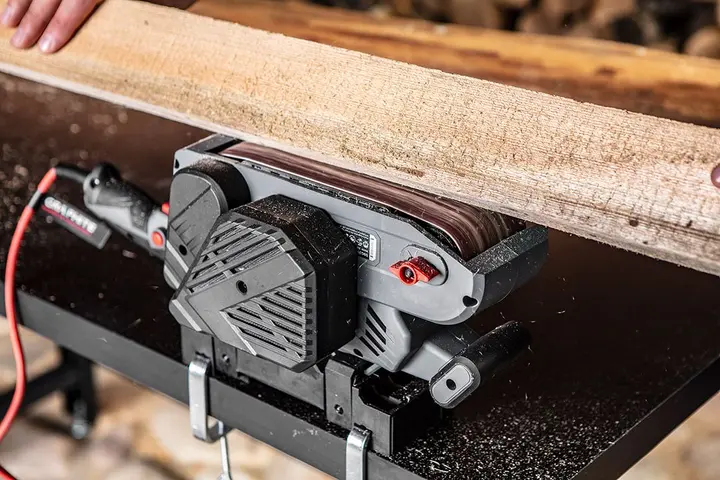 Bantlı zımpara makinesi 900W, hız 200-400 m/dk, zımpara bandı 75x533mm
