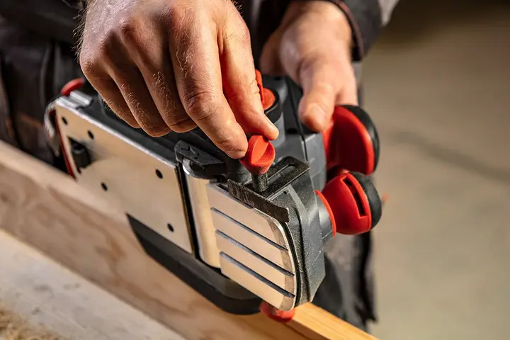 Planya 850W, hız 16000 dev/dk, planyalama genişliği 82mm, planyalama derinliği 0-3mm