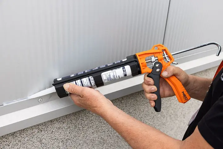Silikon tüpleri ve kalın macunlar için sıkma tabancası 230mm