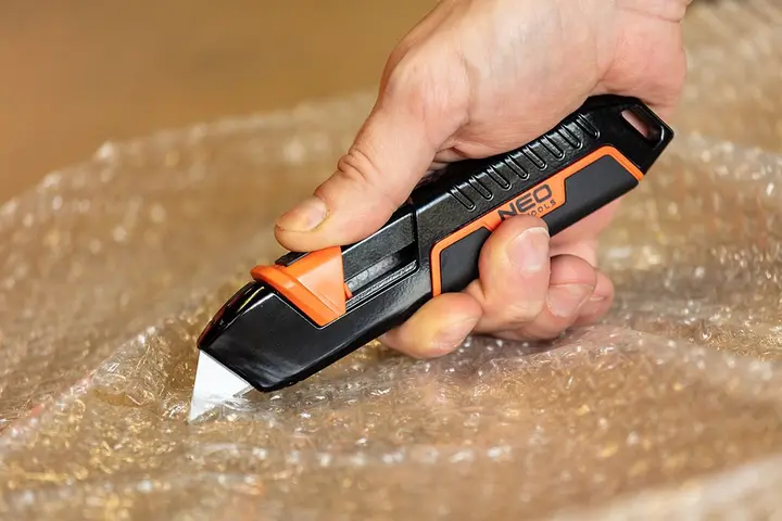 Trapez bıçaklı maket bıçağı, emniyetli