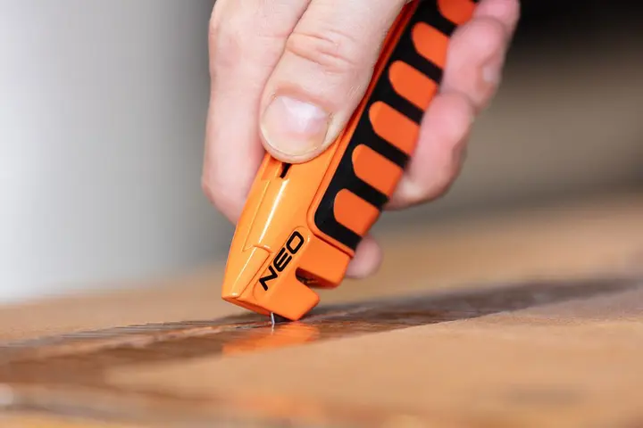 Trapez bıçaklı maket bıçağı, metal gövde