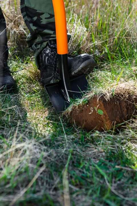 Metal saplı sertleştirilmiş kürek, sivri uçlu