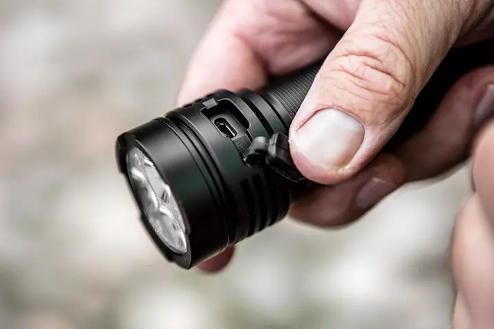 Şarj edilebilir USB el feneri 3300 lm, OSRAM P9 LED